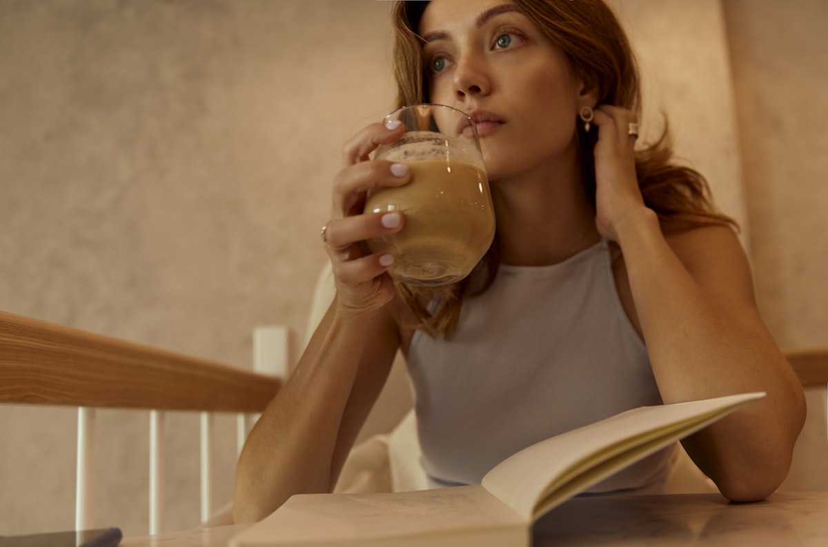 Kolorowe smoothie na biurku
